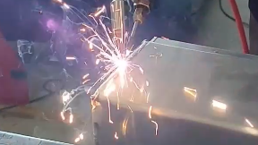 手持式激光焊接机应用于五金行业焊接铝3.0mm电池盒.mp4
