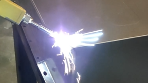 机器人激光焊接机应用于五金行业焊接铝2.0mm电池箱底座.mp4