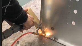 手持式激光焊接机应用于钣金行业-焊接铝1-3mm配电箱.mp4