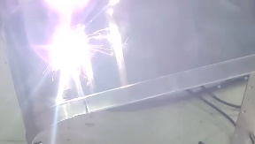 手持式激光焊接机应用于新能源行业焊铝2.0mm太阳能电池箱