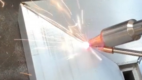 手持激光焊接机应用于钣金行业交叉焊接1-3mm门框